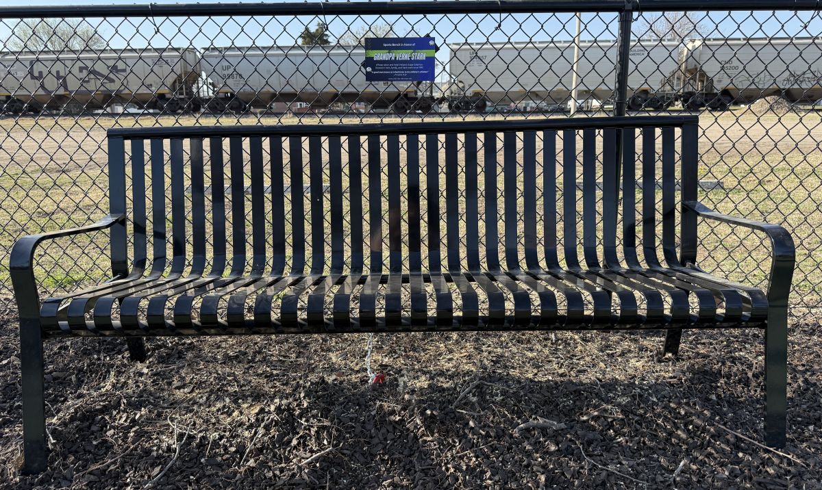 Bench_honor_of_Grandpa_Verne_Stark